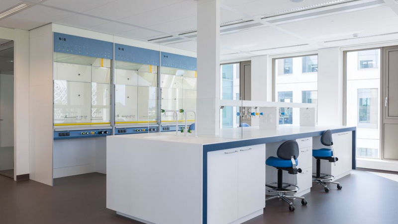 Wat kost een laboratorium inrichting en welke factoren bepalen de prijs?