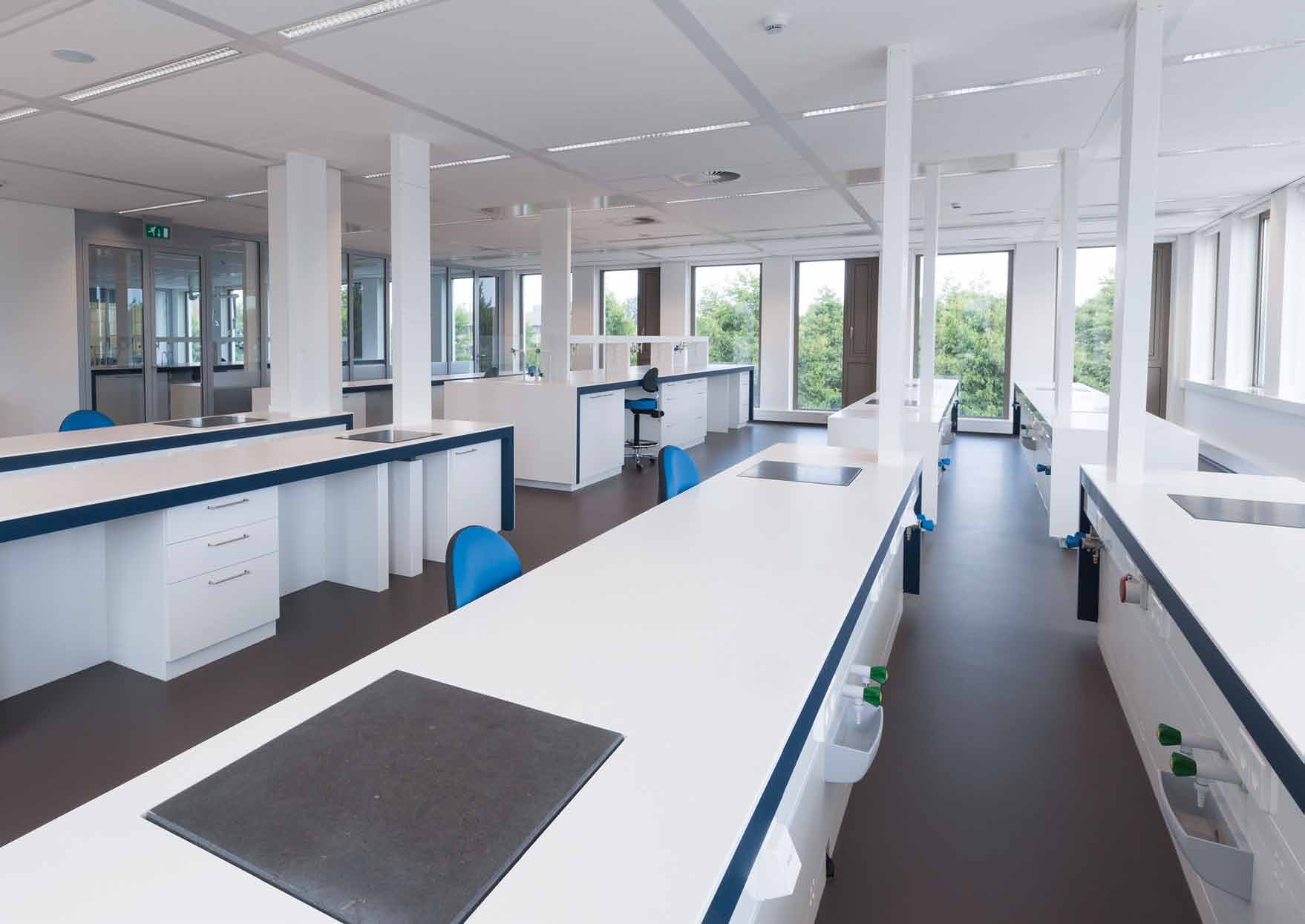 S+B laboratoriumwerkbanken — open lab met blauwe accenten