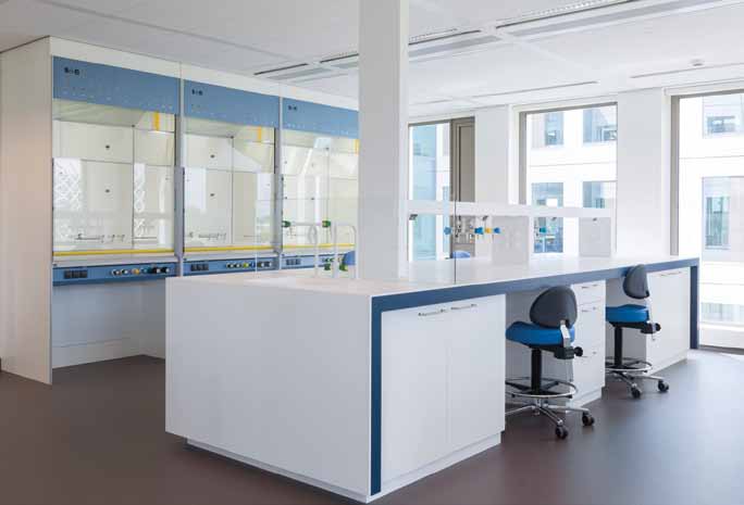 S+B afzuigkasten — S+B zuurkasten met blauwe accenten