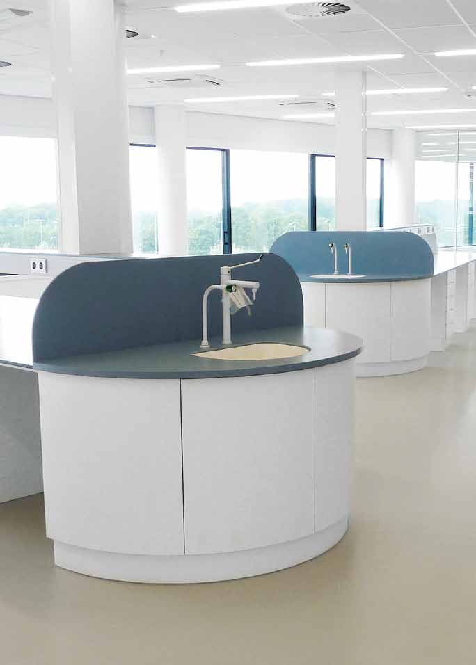 S+B ergonomische werkplekken — witte ovale werkbanken met blauw blad