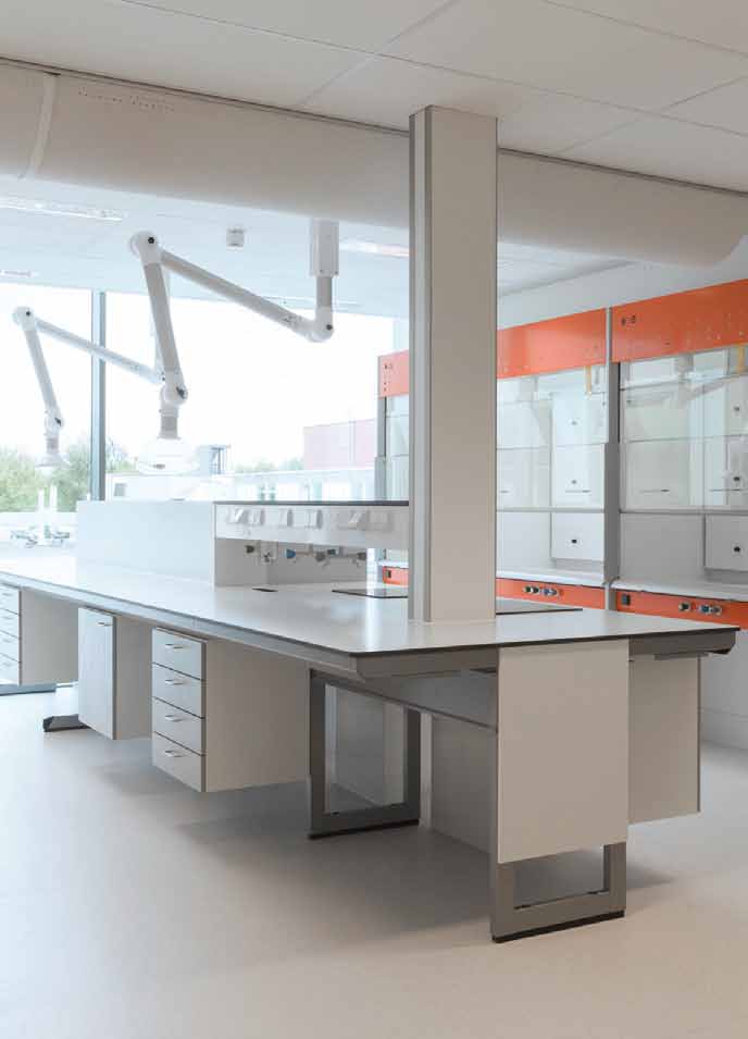 S+B practicumlokaal — lichte omgeving met extractiearm